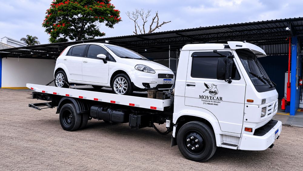 Equipe da Movecar em atendimento de reboque
