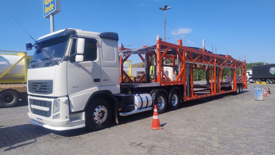 Cegonha da Movecar carregada